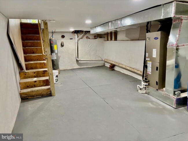 Building Photo - 2042 E Somerset St