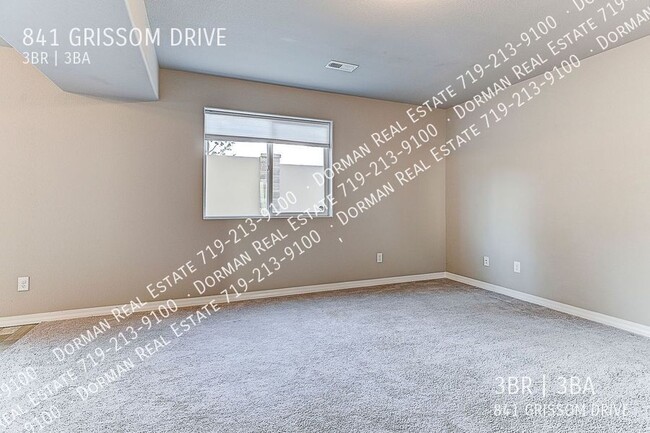 Building Photo - $500 OFF the first month of rent! Single F...