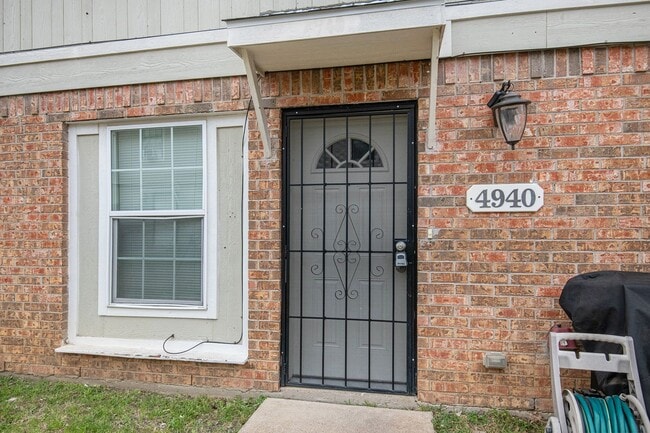 Building Photo - Recently updated 2-story 2-1.5 in Fort Wor...