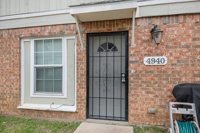Building Photo - Recently updated 2-story 2-1.5 in Fort Worth ready for move-in!