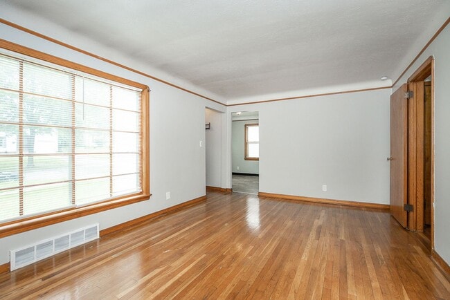 Building Photo - 3 Bedroom/1 bath Single House Maple Hts!!