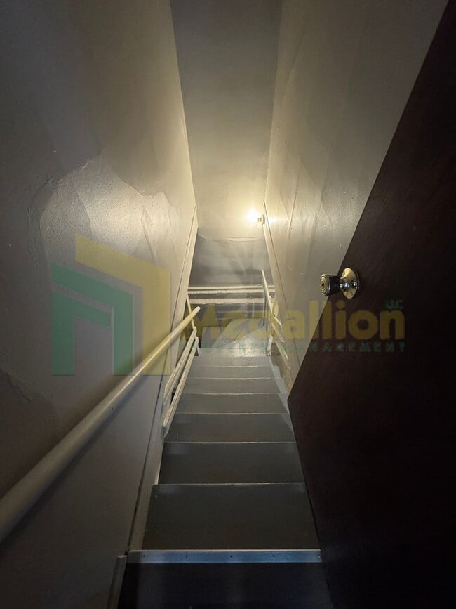 Building Photo - Updated Bungalow - 4Bed - Great location!