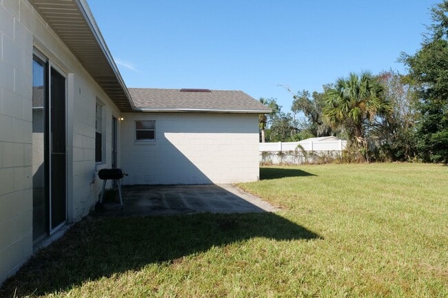Building Photo - Spacious 4/2 home with 2 car garage Availa...