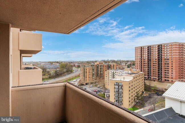 Building Photo - 1301 N Courthouse Rd