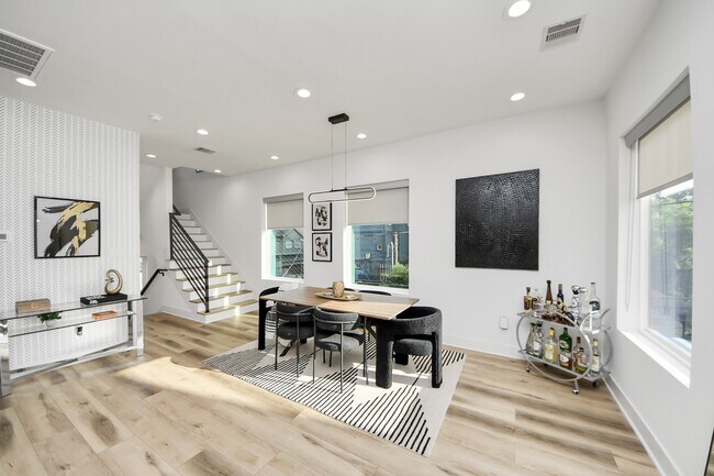 Building Photo - 1044 W 17th St