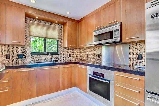 Building Photo - 1005 Russell Dr