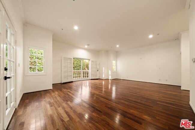 Building Photo - 1109 Pine Dr