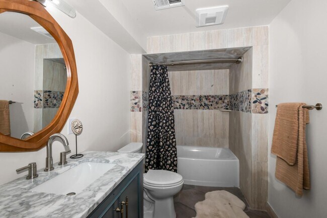 Building Photo - 16615 Walcliff Dr