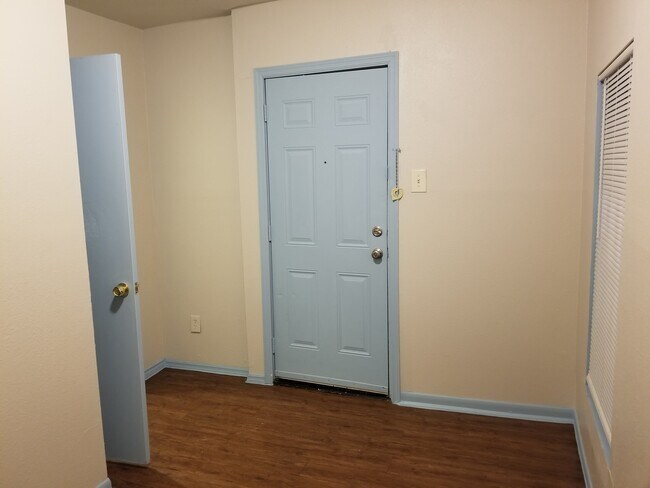 Frt rm - 318 Hollenbeck Ave