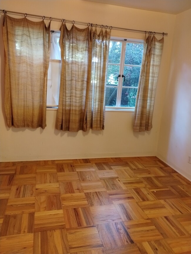 small bedroom - 5273 Village Grn
