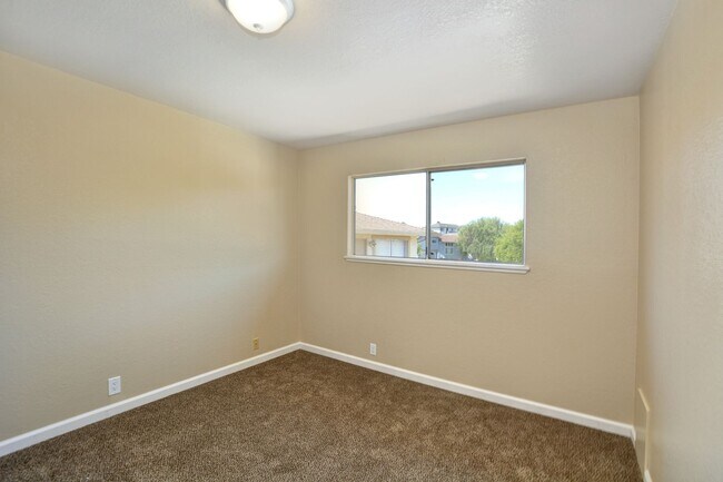 Building Photo - 18854-18858p