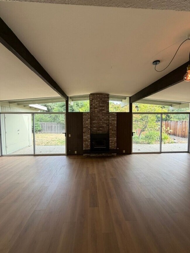 Building Photo - 557 Villanova Dr