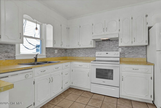 Building Photo - 1207 N Topsail Dr