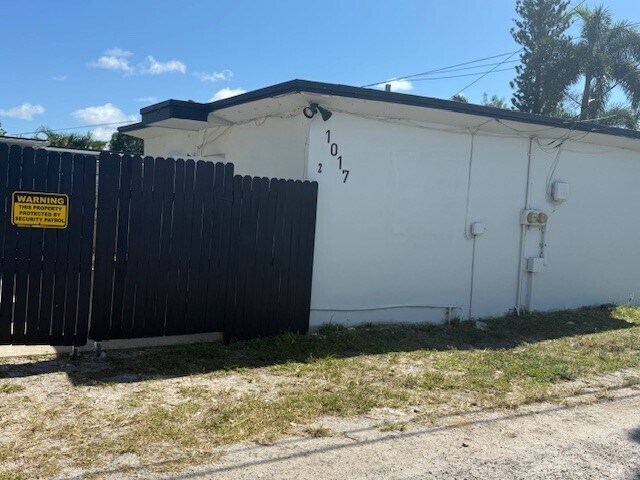 Building Photo - 1017 N E St