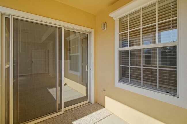Building Photo - Spacious 2/2 unit available now for annual lease