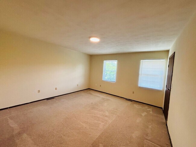 Building Photo - 2 Bedroom, 1.5 Bath Townhouse