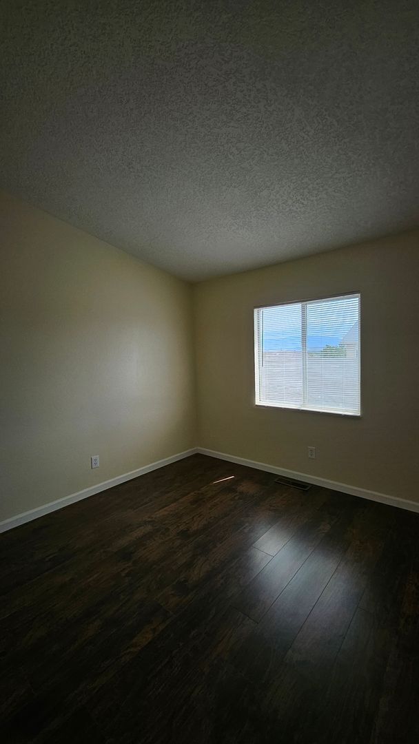 Building Photo - 5 Bed 3 Bath