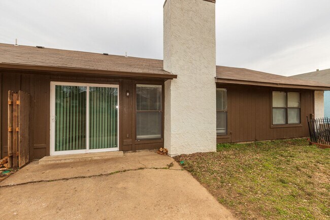Building Photo - 4902 S Gum Ave