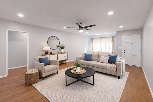 Building Photo - 8BD/4BA on Rockford! Great Yard!