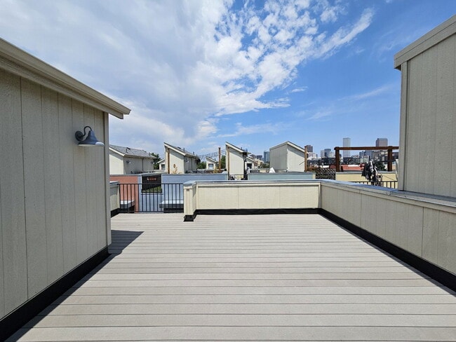 Building Photo - 868 Kalamath St