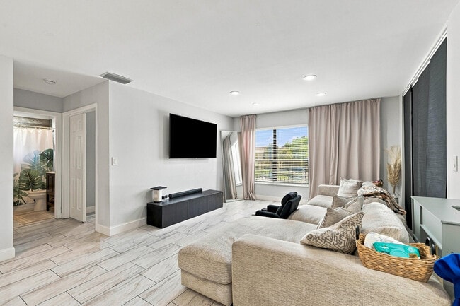 Building Photo - 2581 Carambola Cir N