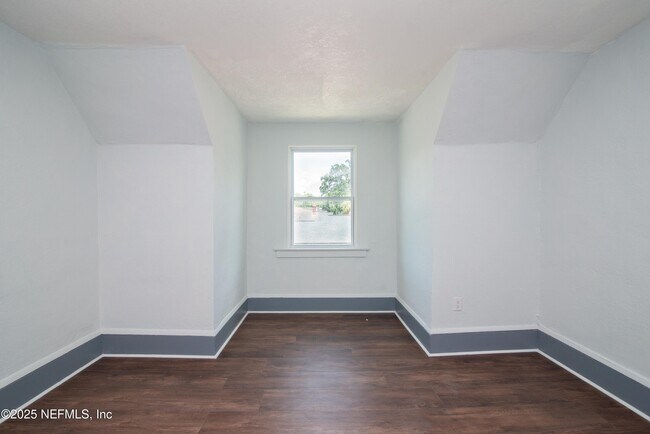 Building Photo - 550 Birch St