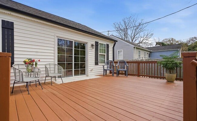 Building Photo - Contemporary Elegance Meets Greenville Convenience