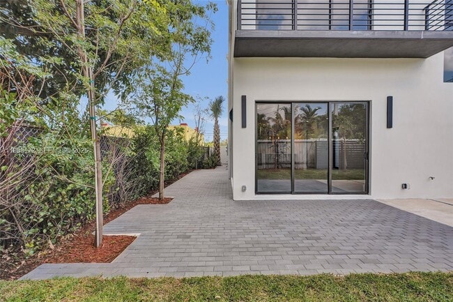 Building Photo - 2421 SW 16th Ter