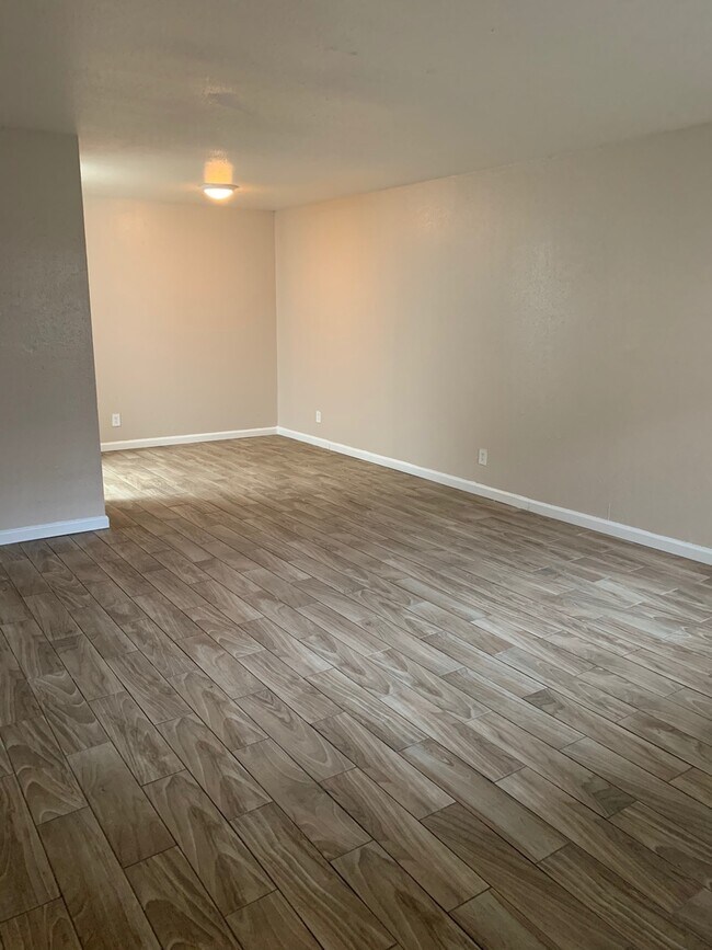 Building Photo - 3 bed, 2 bath 1st floor condo