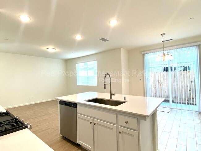 Building Photo - 2273 N Raleigh Dr