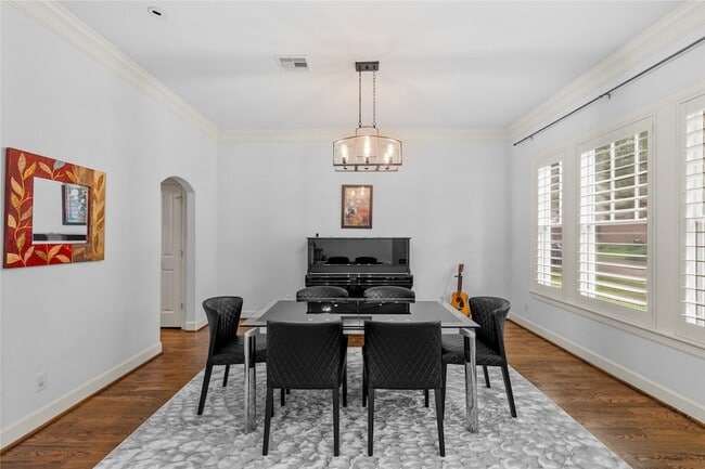 Building Photo - 6404 Community Dr
