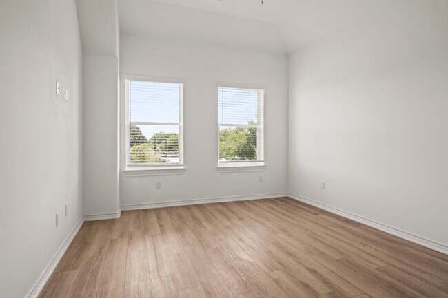 Building Photo - 3241 Real St