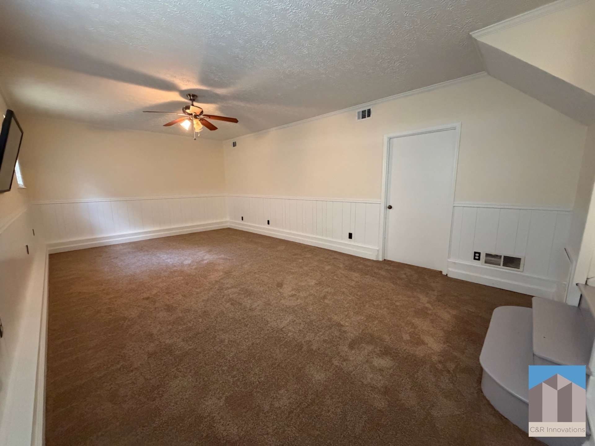 Building Photo - 734 Marthas Dr