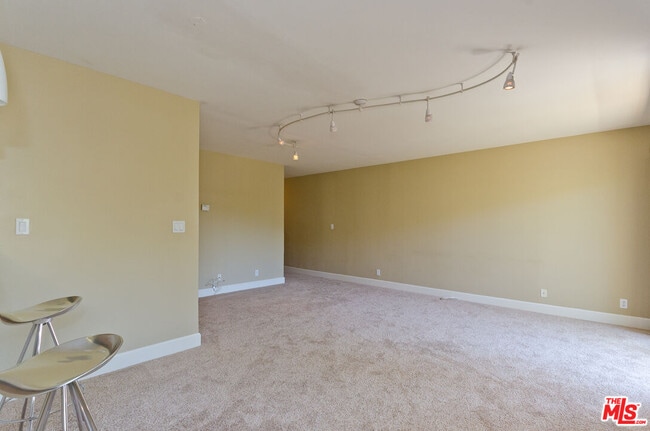 Building Photo - 10982 Roebling Ave