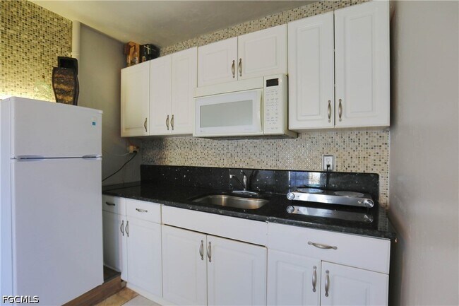 Building Photo - 907 Laredo Ave