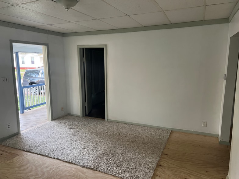 Building Photo - 2026 S Spring St