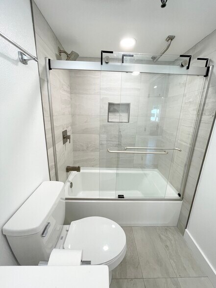 Building Photo - 3830 Avenida Del Presidente