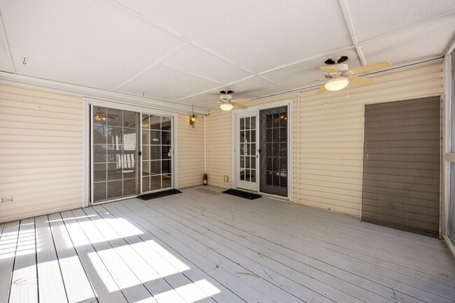 Building Photo - 4 bedroom 2 bathroom spacious home!