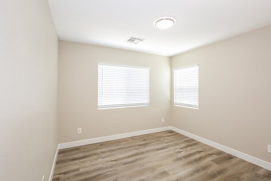Building Photo - 4477 Oberlander Ave