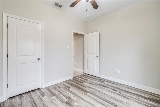 Building Photo - 2518 Date Palm Dr