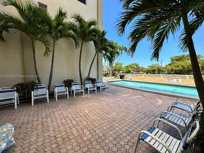 Building Photo - 900 NE 18th Ave