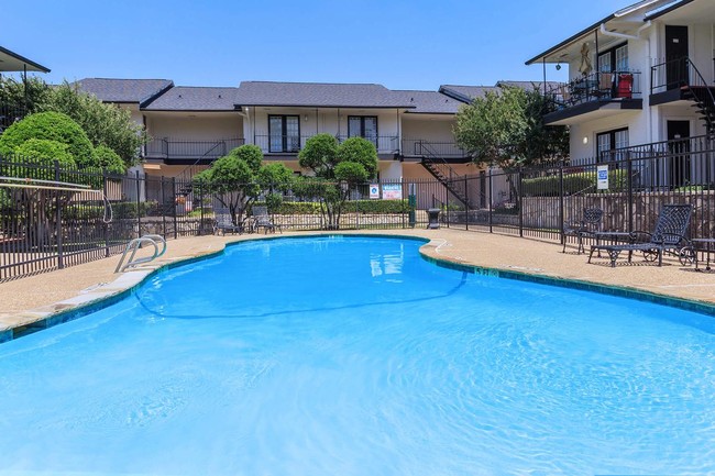 SHIMMERING SWIMMING POOLS - Renaissance Gardens