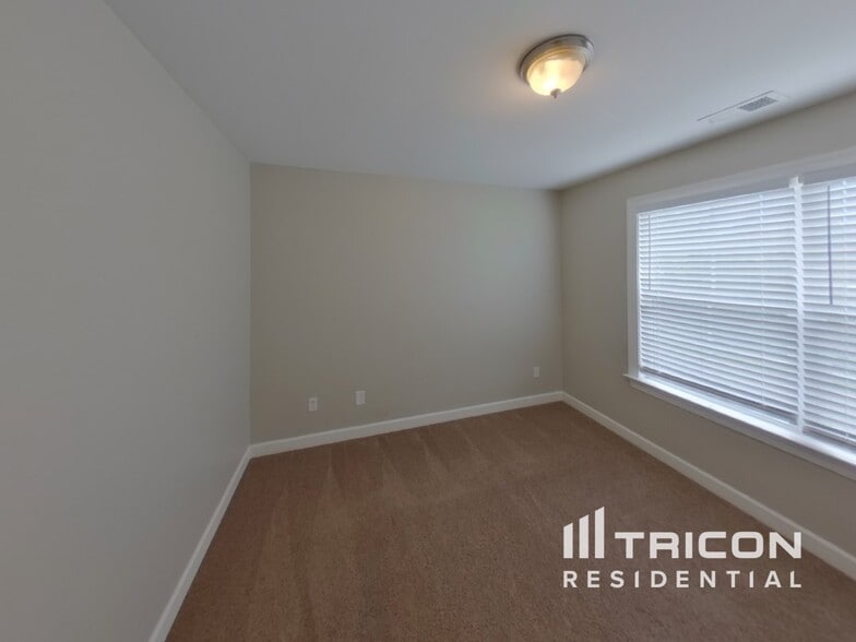 Building Photo - 3009 Kingston Cir N