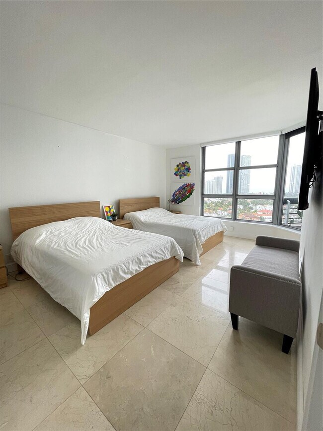 Building Photo - 19101 NE 36th Pl