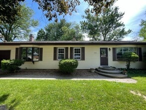 Building Photo - 3 Bedroom House