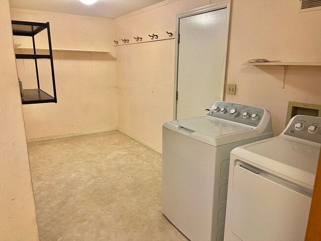 Building Photo - 3 Bedroom, 2.5 Bath Townhouse in Park Hampton