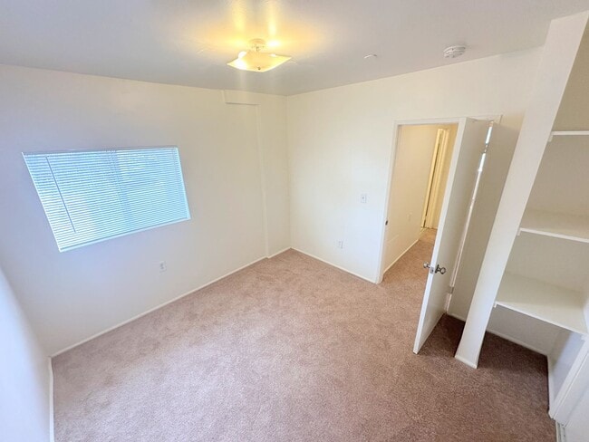 Building Photo - 2-Story Townhome with parking, in unit laundry hookups, 2bd/1.5ba!