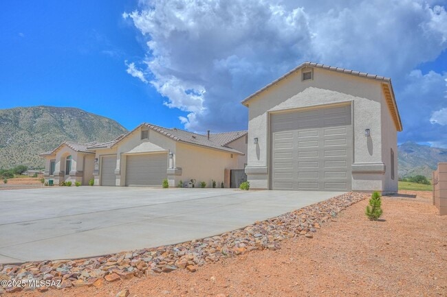 Building Photo - Kings Ranch