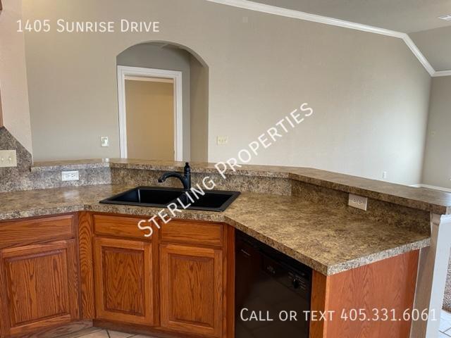 Building Photo - 1405 Sunrise Dr