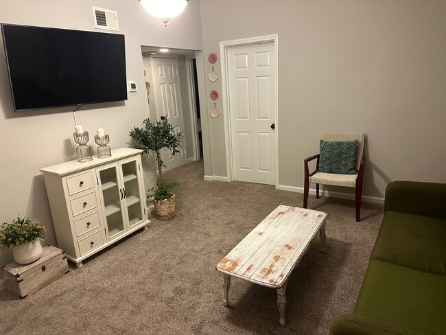 Building Photo - 250 Little St